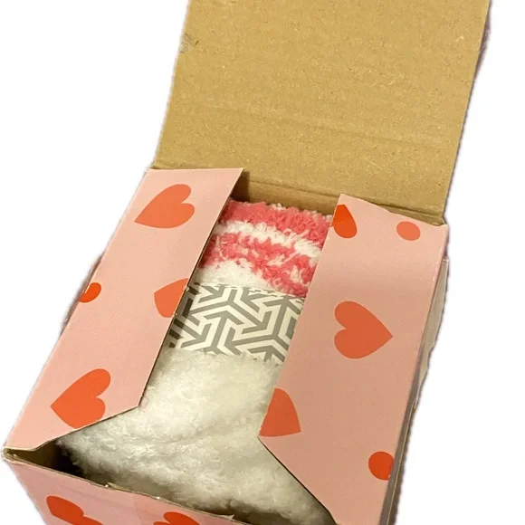 Love-Print Pink and White Hearts-Socks Gift Box Collection of 5 Pairs - Picture 3 of 7